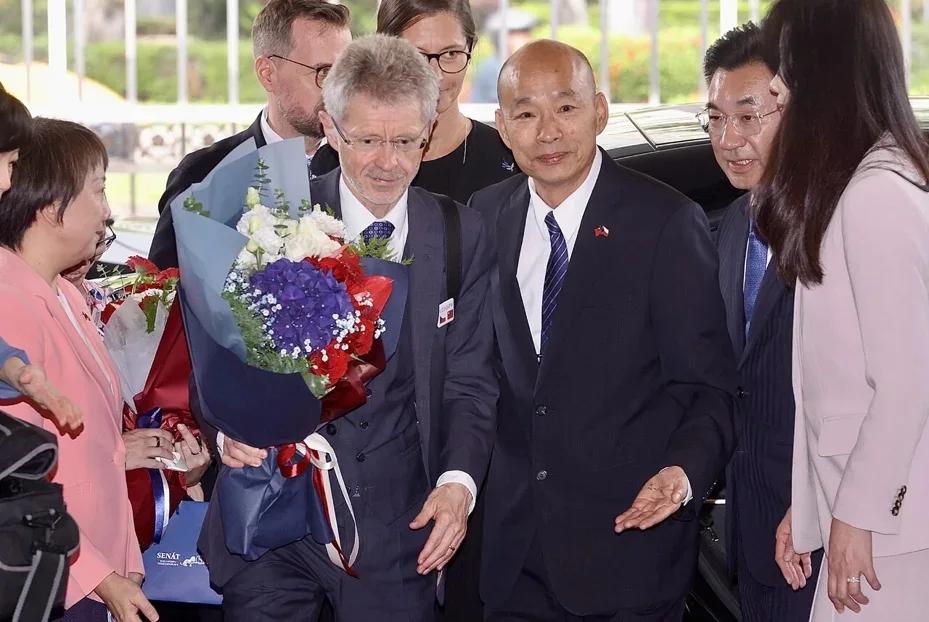 捷克议长窜台，中方抗议韩国瑜致歉捷克参议院议长韦德齐今年二度窜访台湾，中方表