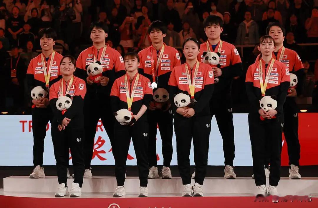 成都混合团体赛世界杯的颁奖典礼，有一个细节日本队的华裔教练中泽锐没有和队员一起上