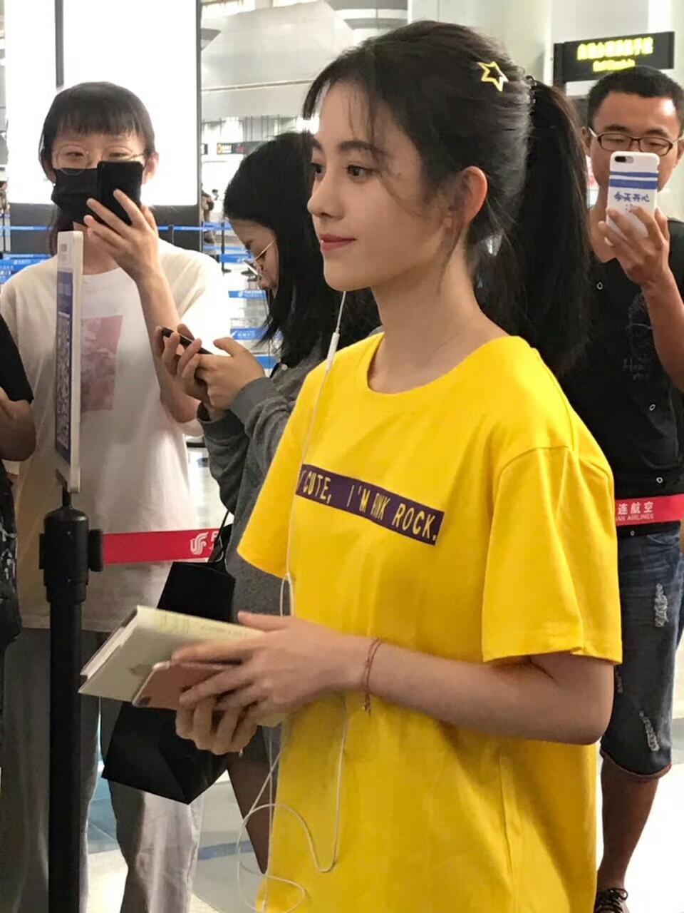 网友早期机场偶遇鞠婧祎生图