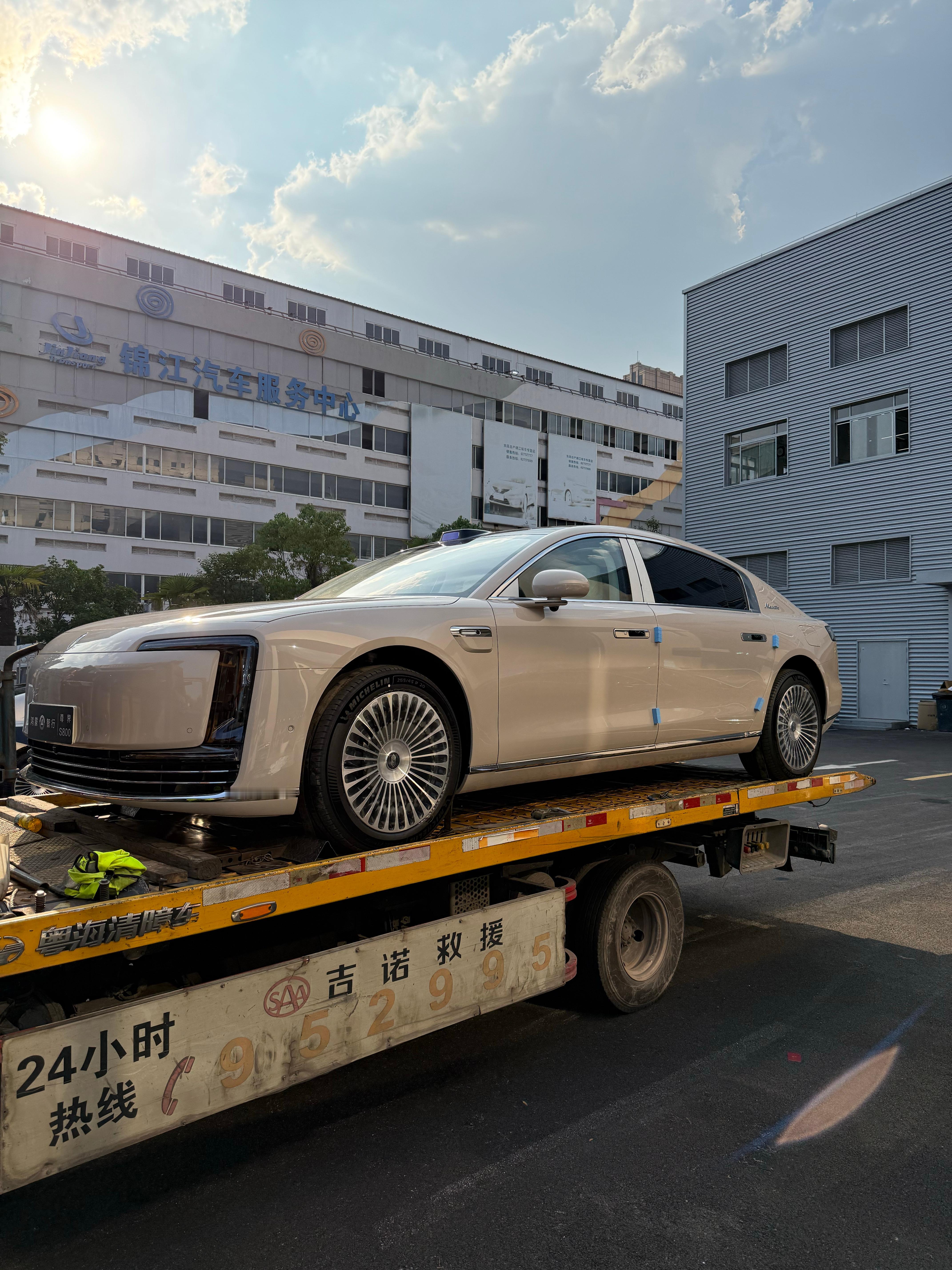 遇到一台少见颜色的尊界S800。挺好看的​​​