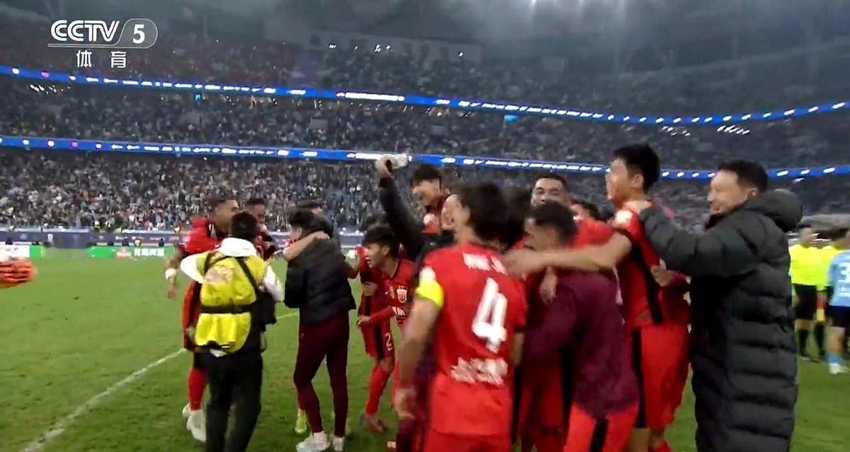 上海海港进入了死循环，中超全力夺冠获得亚冠资格，亚冠摆烂留力中超夺冠。2024亚