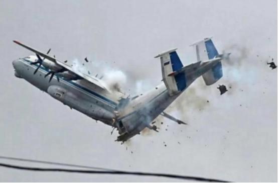 “涡桨巨兽”安-22坠毁，竟然机身直接折断了。 在俄罗斯当飞行员开飞机，绝对