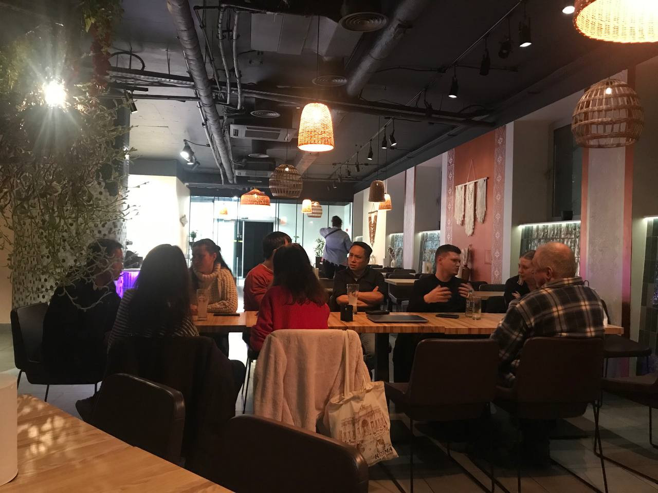 今天晚上，在我们的乌克兰家常菜餐厅，举办的“OffThePage”英语沙龙活
