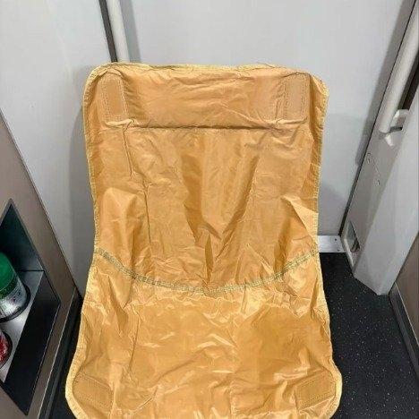 最近高铁上发生了一件新鲜事：有位乘客买了无座票，却自己带了把折叠椅上车，往车厢连