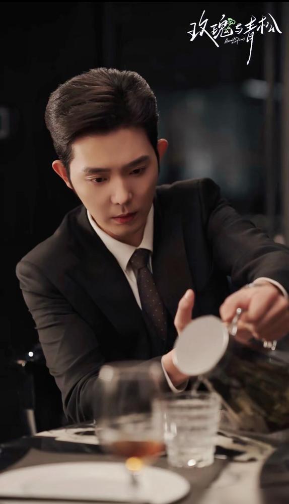 王晨鹏演的赵廷文，这次真要翻天了。正午阳光的新剧《玫瑰与青松》，开分就冲上8.2