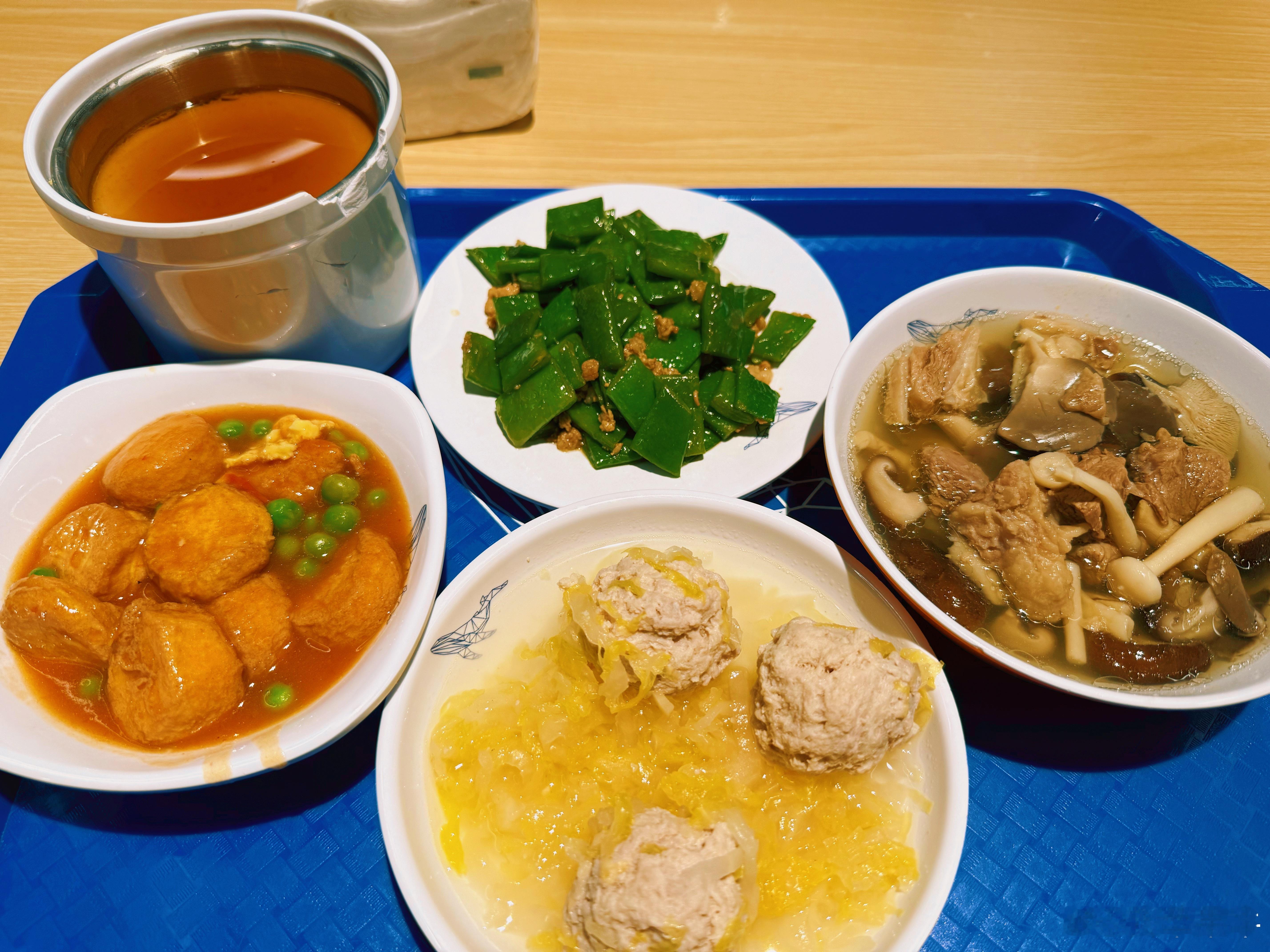 今天公司午餐，总共34.8元。牛腩菌汤不错，清香可口兄弟们吃啥了？牛其林苹果牛