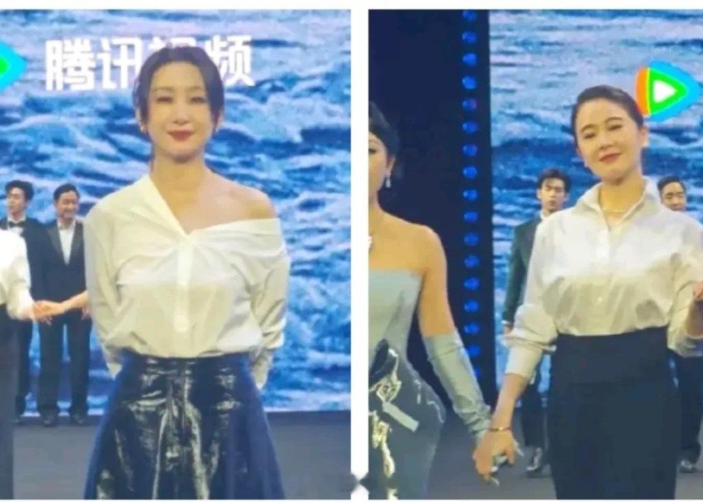秦海璐今天发布会跟一个女星撞衫，秦海璐直接把一边领口扯下来露出肩膀。​​​