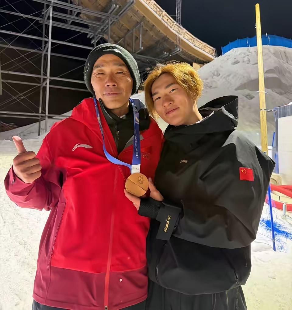 苏翊鸣这次没拿金牌，真不能怪他。四年前夺冠时才俩1800动作，如今这届冬奥会