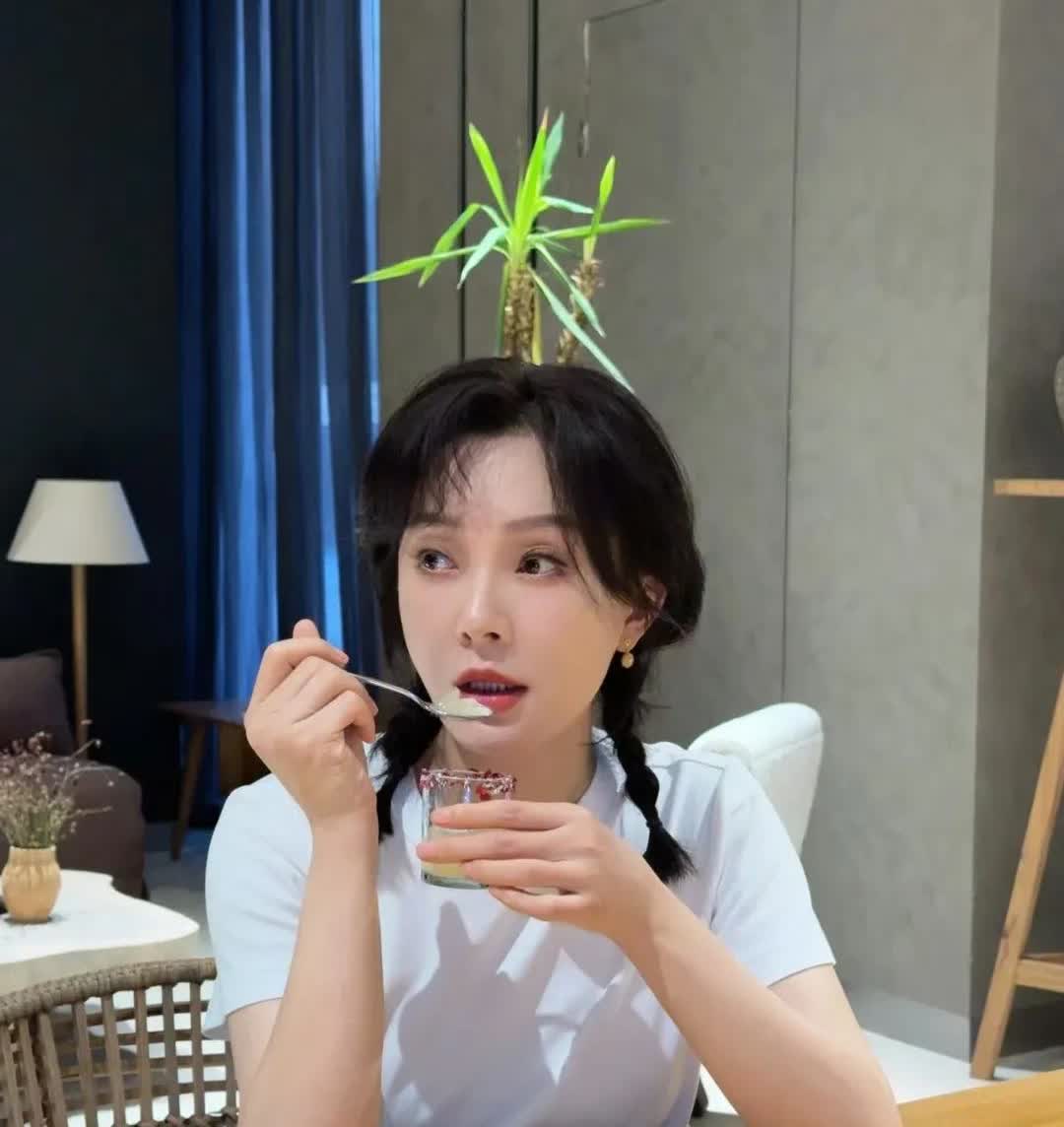陈数真是个狠人！不查不知道，一查就要对她五体投地了。她现在47岁，出道2