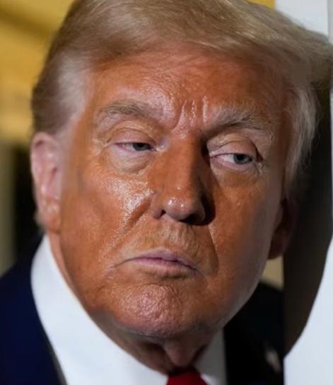 特朗普还在试图狡辩，想否认自己跟爱泼斯坦之间有关系，但是不管他说啥其实已经没有任