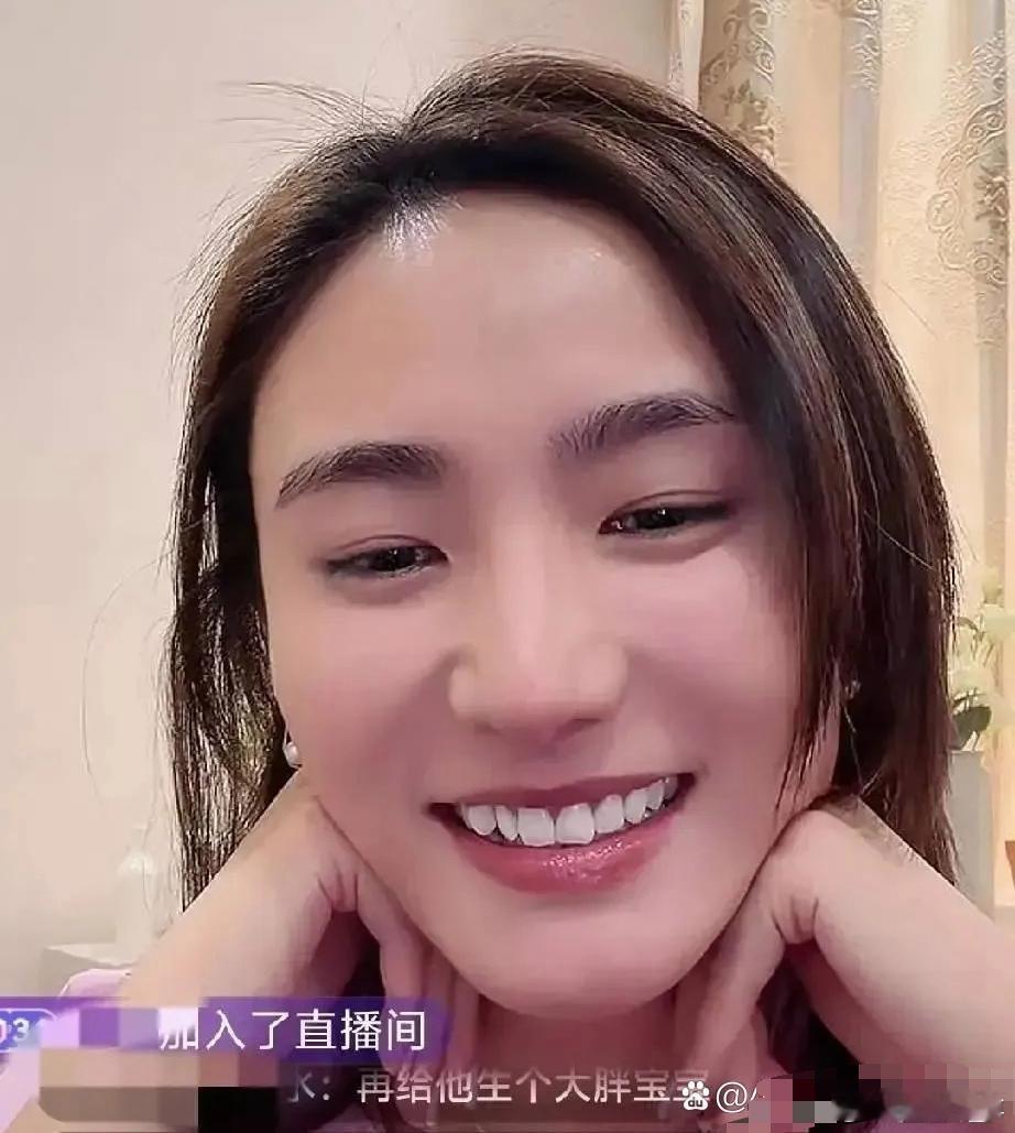 李亚鹏昨晚进行直播，嗓子哑到快说不出话了。谁知就在这时，前妻海哈金喜冲进直播间，