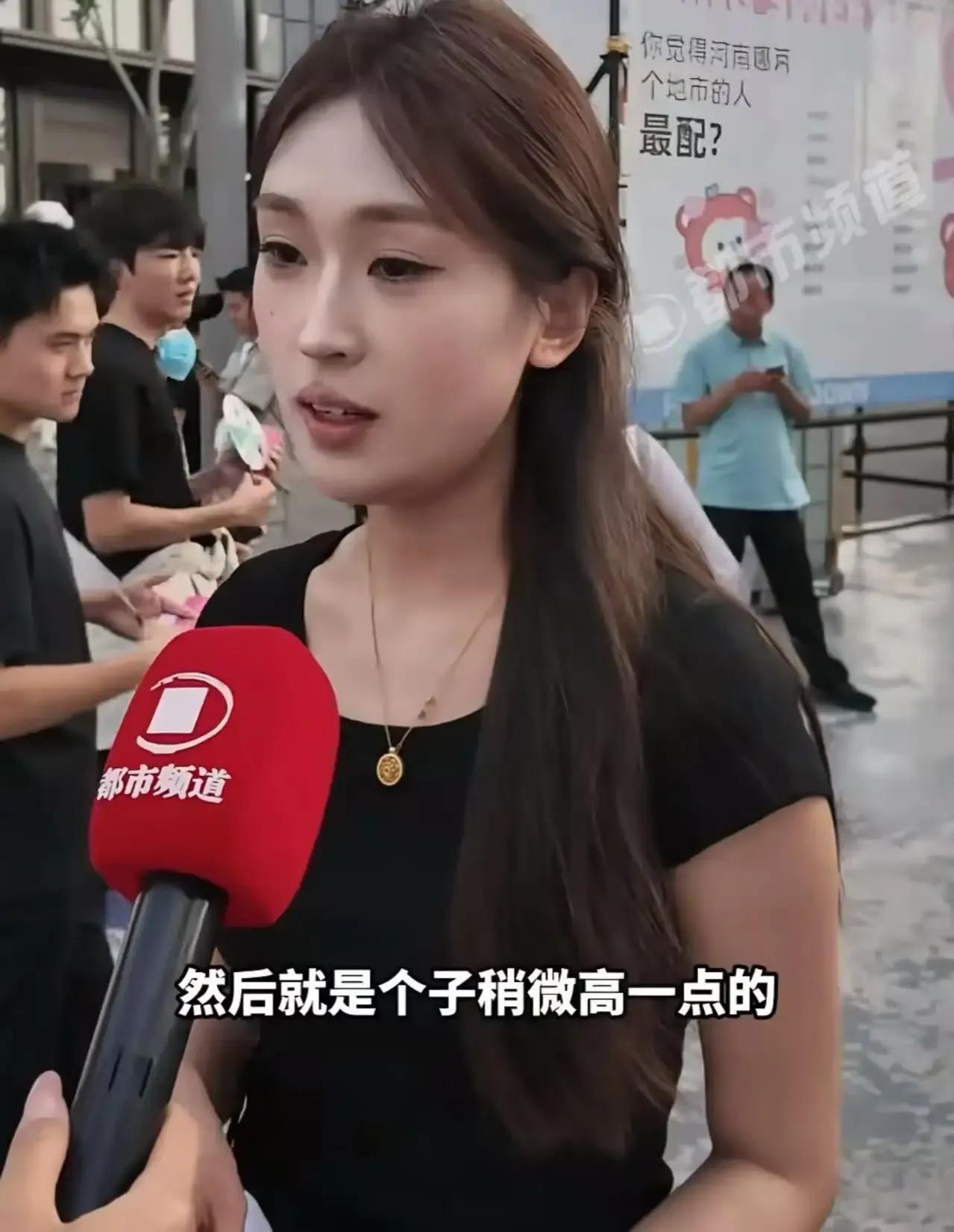 大龄剩女真的泛滥成灾了吗？最近郑州金融岛的相亲角火了，30-45岁的女性数量远超