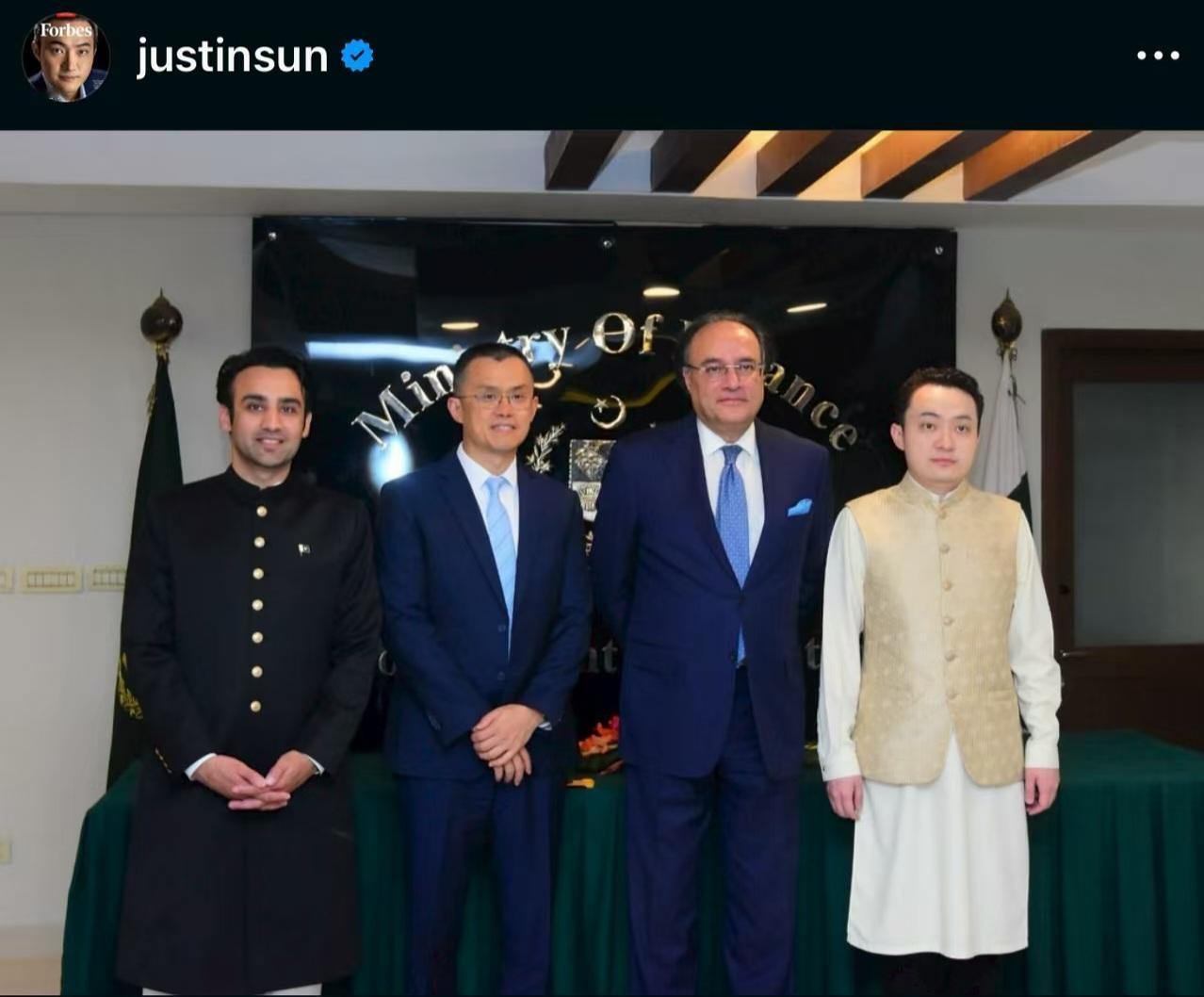 亿万富豪孙宇晨孙哥来到巴基斯坦[点赞]​“赚不到钱，并不是没钱可赚，而是你不在赚