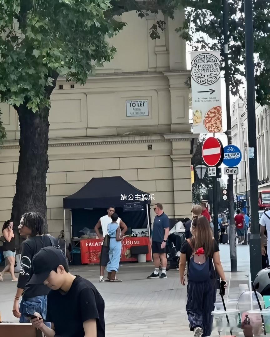 贝林厄姆伦敦街头逛喜茶，给妈妈买饮品自己一口不喝，又帅又孝顺！