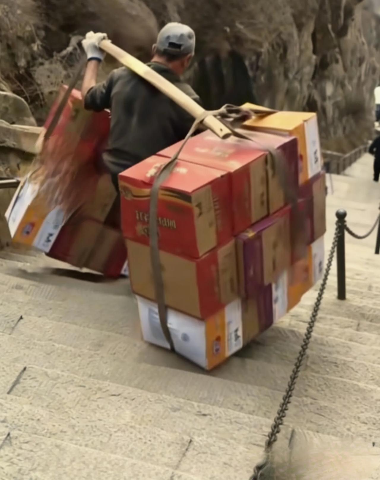 挑夫一绳断裂、众箱滚落泰山道，陌生游客相助一幕温暖无数人3月21日，山东泰山