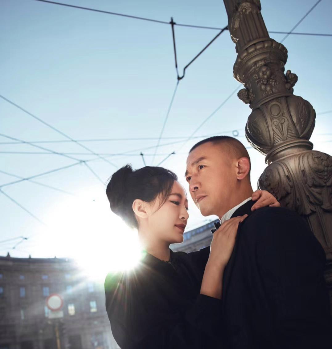 聂远与秦子越的恩爱，如诗如画。幸福的笑容洋溢着甜蜜的气息。聂远深情凝望，秦子越眼
