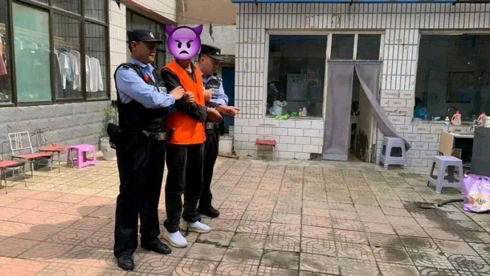 当年深夜三个蒙面人踹开巷口老粮铺的木门，见铺主夫妇不肯乖乖交货款，直接掏出藏在怀