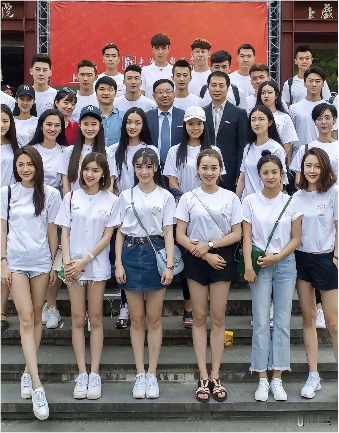 田曦薇是她们班最漂亮的[爱心]