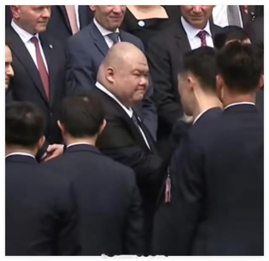 老特带来的这个人是谁？