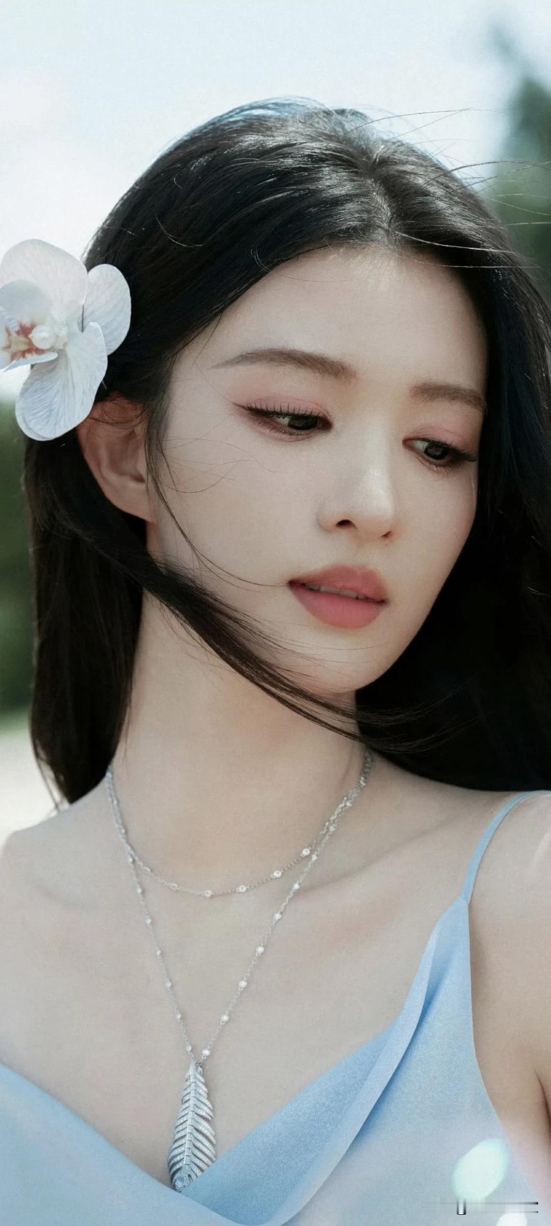 王楚然写真壁纸～清冷系美人的浅蓝裙，把海风都变温柔了！