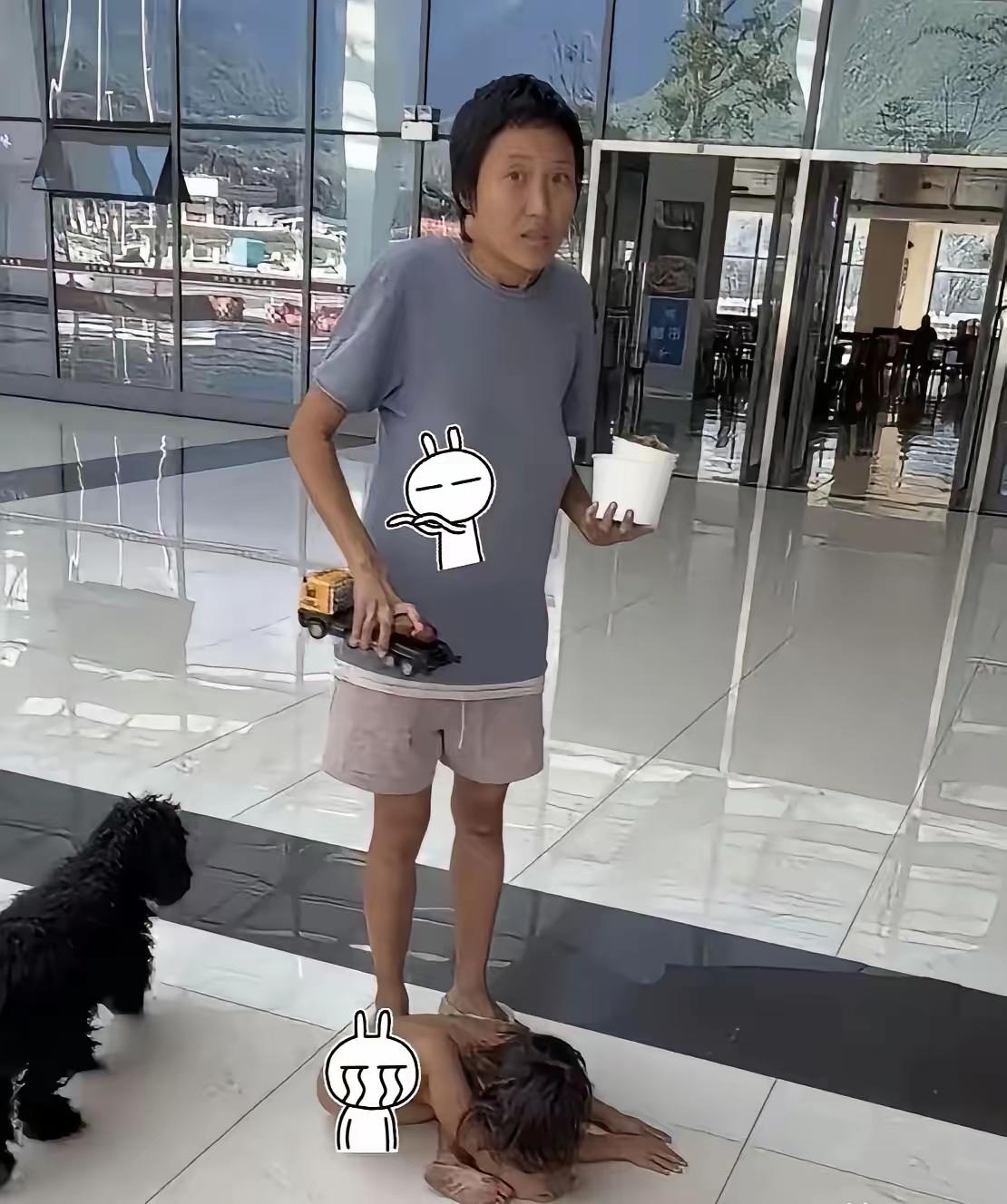 刚刷到“野人小孩”妈妈的照片，真的越看越揪心——人瘦得只剩骨头架子就算了，那眼神