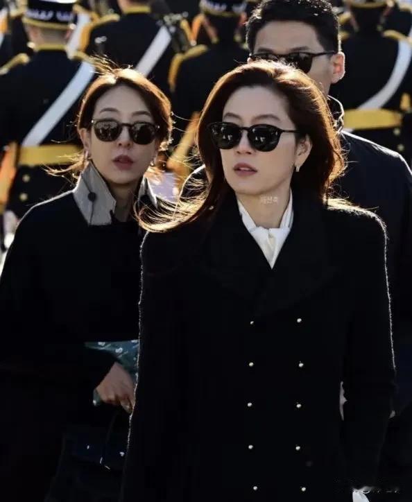 韩国财阀李在镕前妻林世玲近日现身儿子的典礼，她一身黑色的穿搭虽然低调却难掩她自身