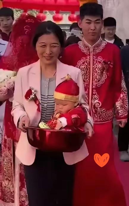 陕西这桩婚礼，真的把我看破防了。新娘出嫁那天，身边居然多了个刚满月的侄子。这孩子