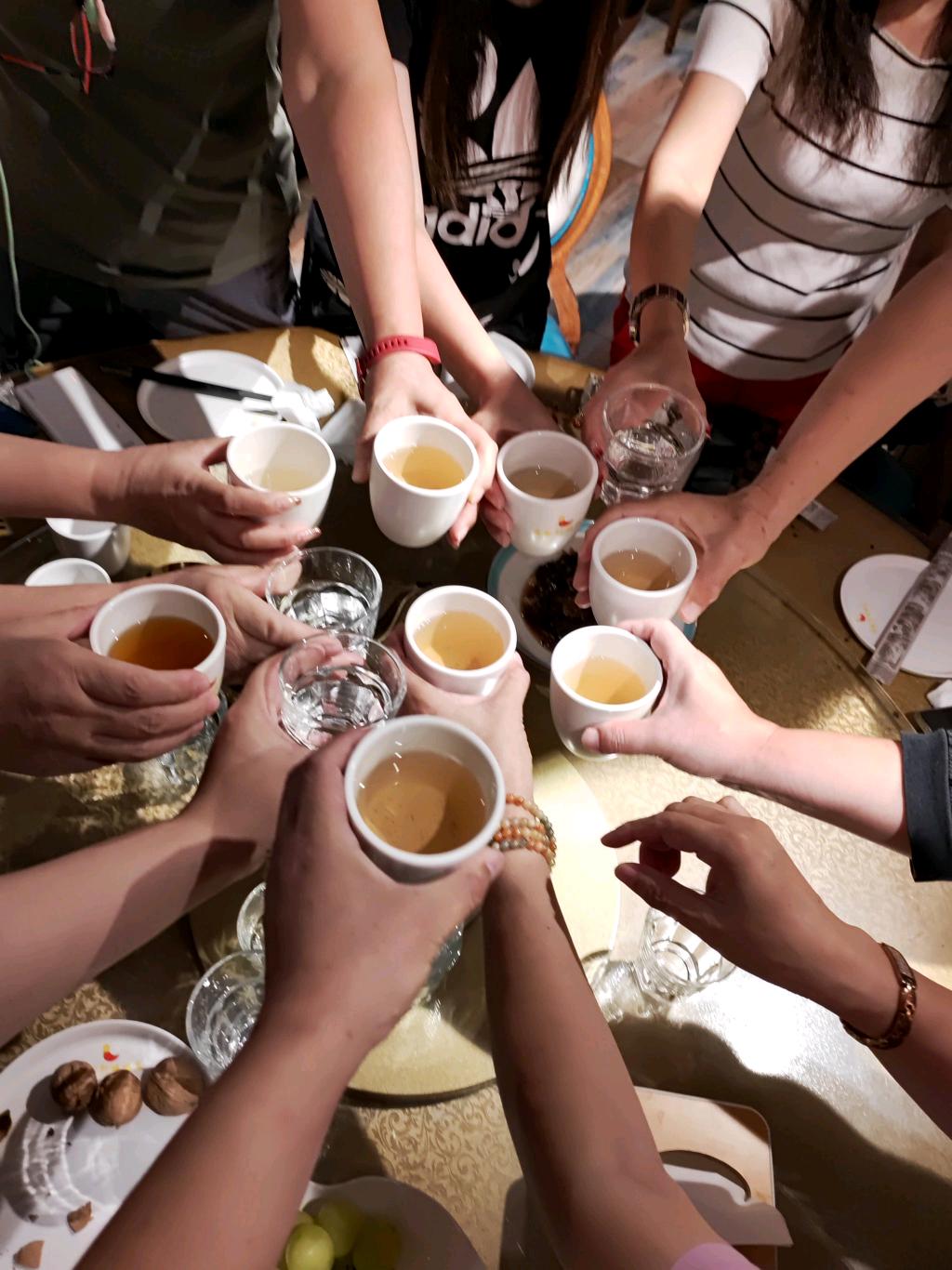 昨天晚上在武汉的几个同学小聚，一共八个人。吃完饭，我看见一个女同学拿出一包烟抽了