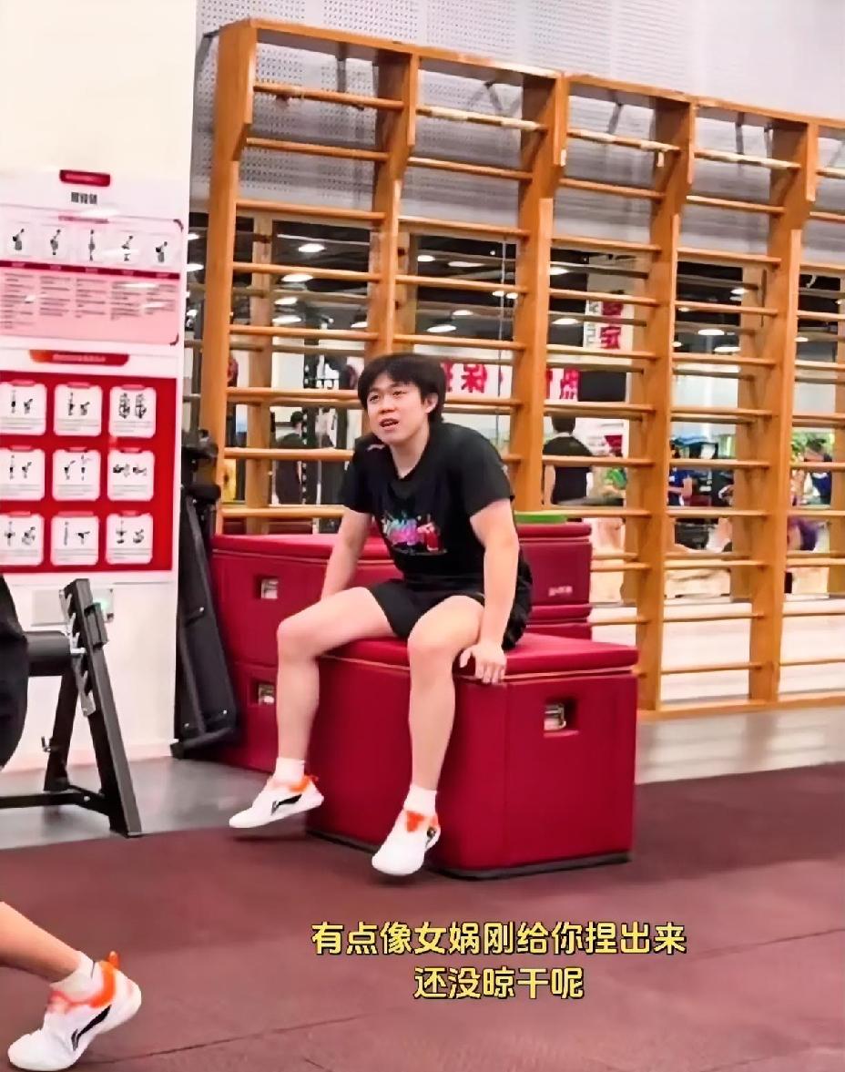 咱们王队这嘴呦，跟淬了毒一样，依然疯狂输出。这脑回头精奇得“狠”，文化人
