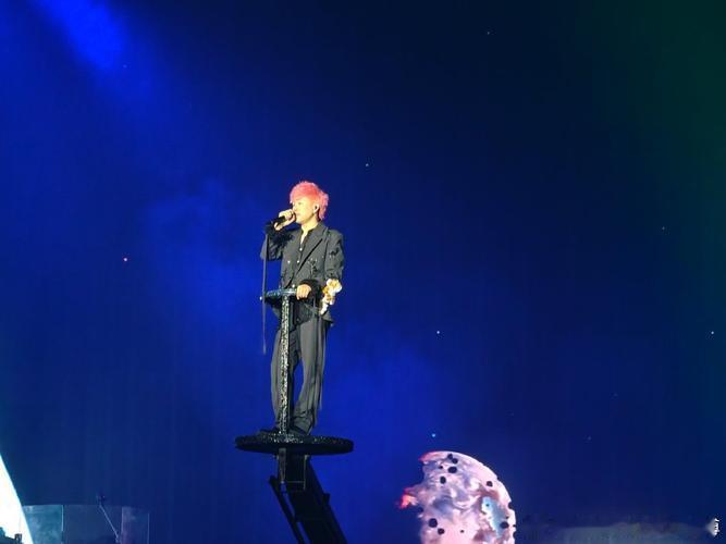 4月11日晚，武汉上演罕见“一夜三场”演唱会。谢霆锋在武汉体育中心摇滚开唱，暴雨