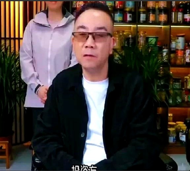 我说怎么杨议不继续拍杨光的快乐生活了...原来是拉不来钱了！之前的投资方