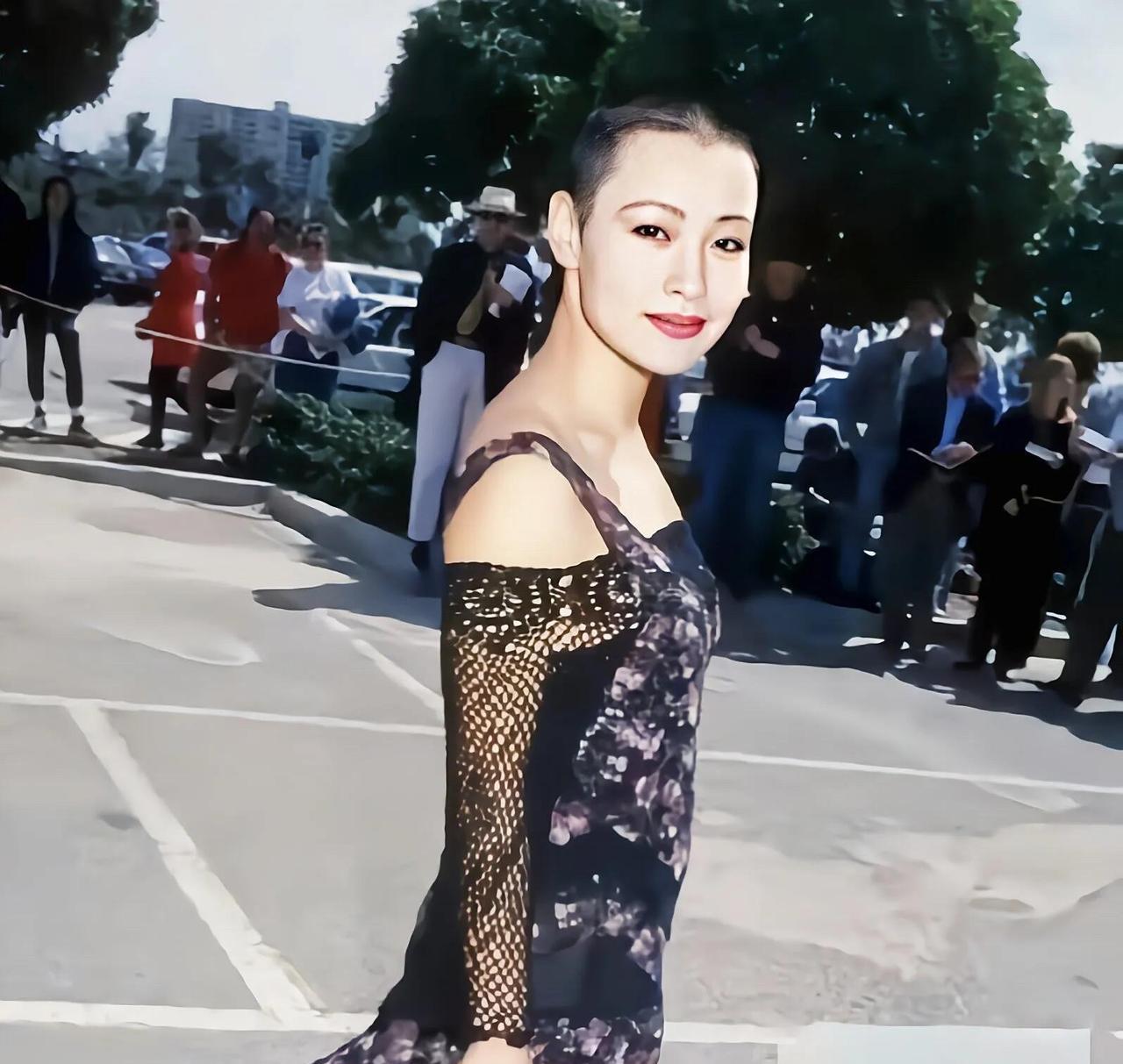 年轻时候的陈冲不好看，但是皮肤是真白，在一堆外国人的人群中，她看起来依旧是耀眼的