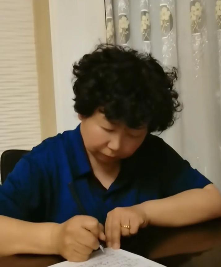 今天三拒绝了，杜大娘也在家没有闲着，不停的发小作文！又是晒录音，又是晒裁定书！