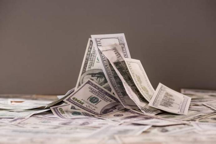 再度引起全球关注！2025年12月18日，中国美债持仓发生新变化，中国继续大抛美