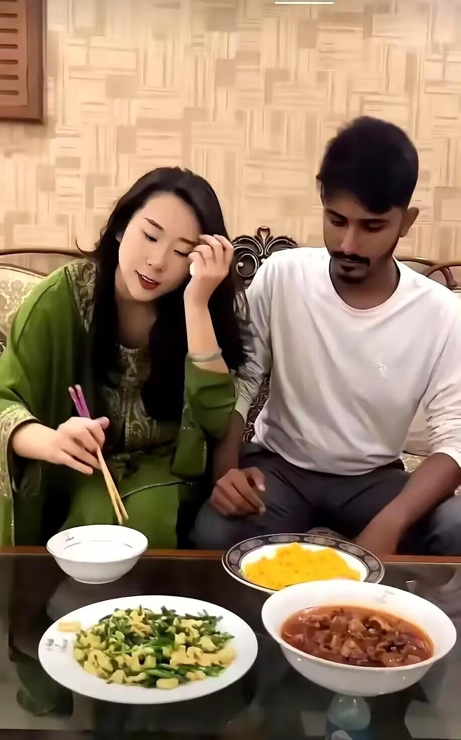 刷新三观！中国媳妇用筷子吃饭被印度丈夫扔掉，竟还被要彩礼？中国姑娘嫁了印度留