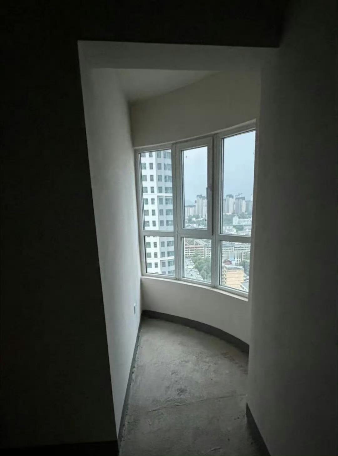 网友：卧室的这个奇葩阳台该怎么利用，求高手指点