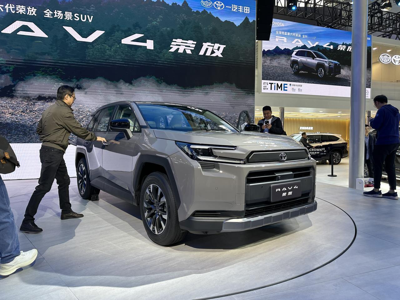 全新RAV4荣放正式上市，官方指导价16.98万元起，限时焕新价直接干到15.1