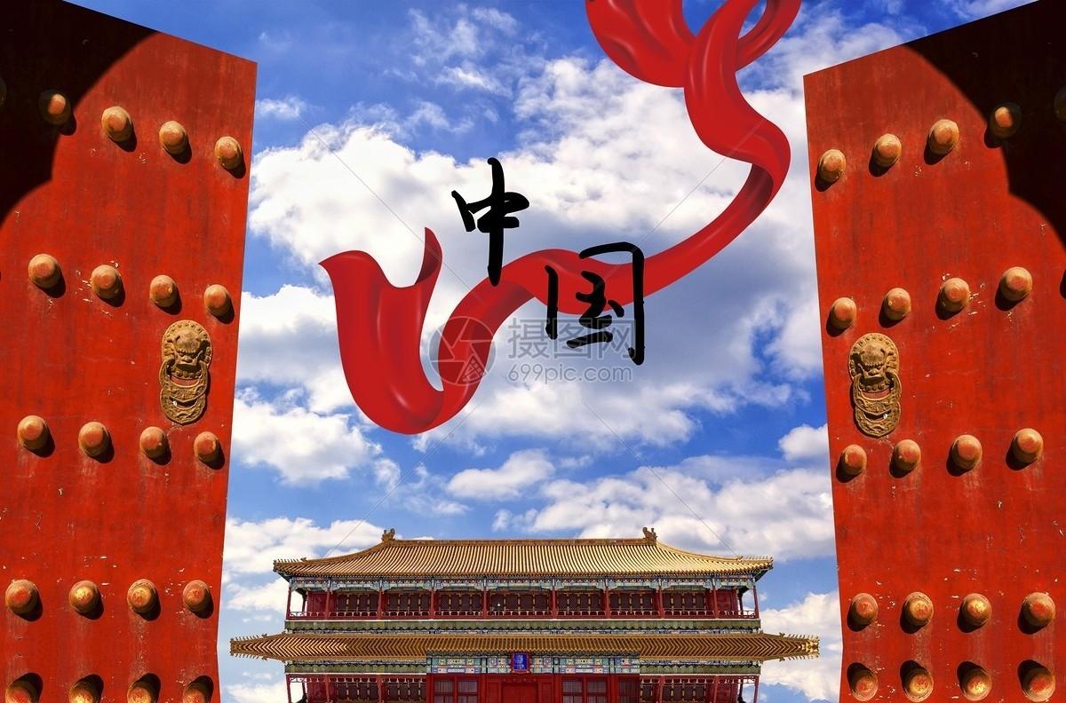 1957年，一个中国女人回国过海关时忽然被人拦住。工作人员一把翻开她的行李，掏出