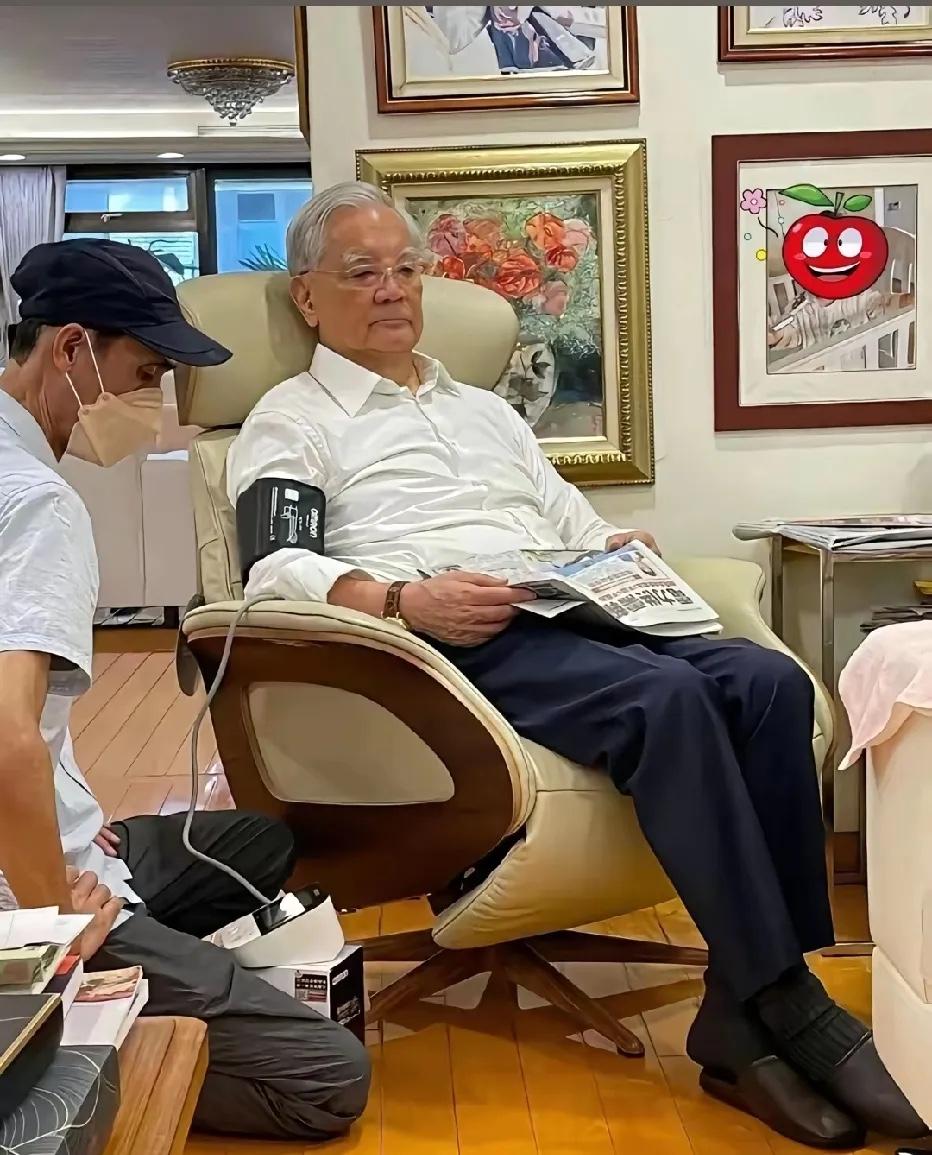 晚年的连战在家中测量血压时的罕见照片，镜头中他坐在沙发上，整体起色和状态都还不错