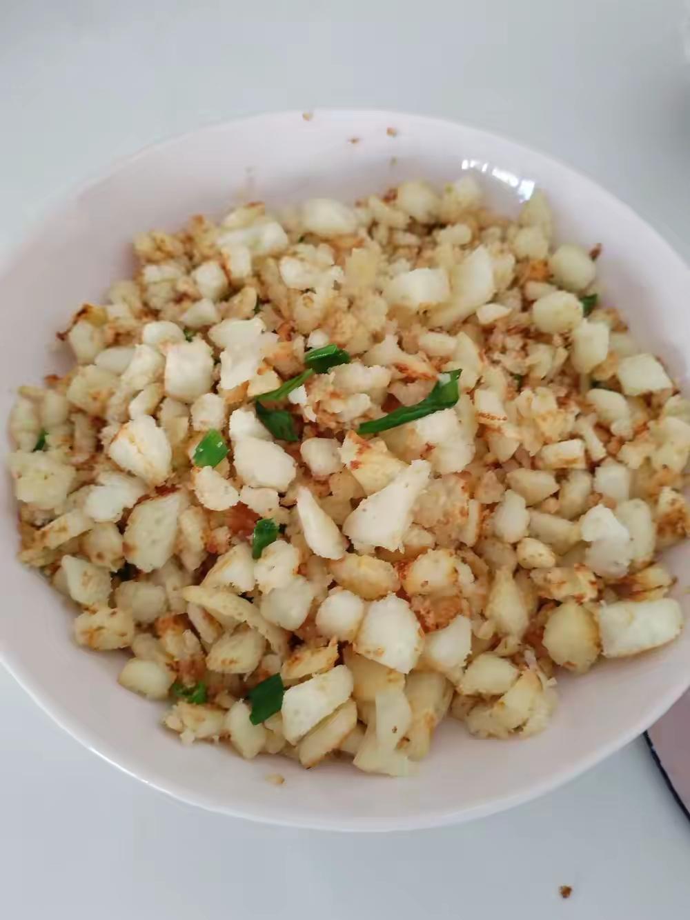 老公突然念叨想吃小时候的炒馍，我赶紧就去厨房忙活起来。三个鸡蛋在碗里搅得匀匀的，