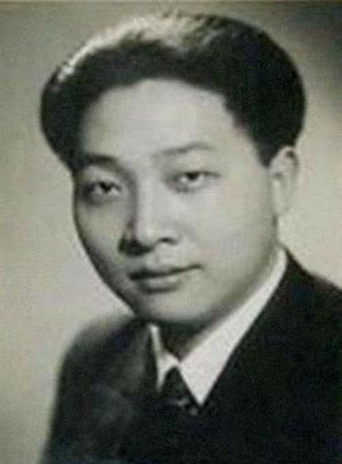 1947年，红色特工卢志英在上海家中被捕，他被特务押往南京雨花台时，妻子张育民抱
