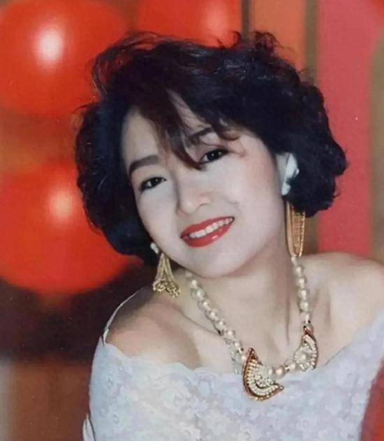 1984年，26岁的恬妞嫁给了印尼富豪，结婚当晚，她才知道老公已经有了一个妻子，
