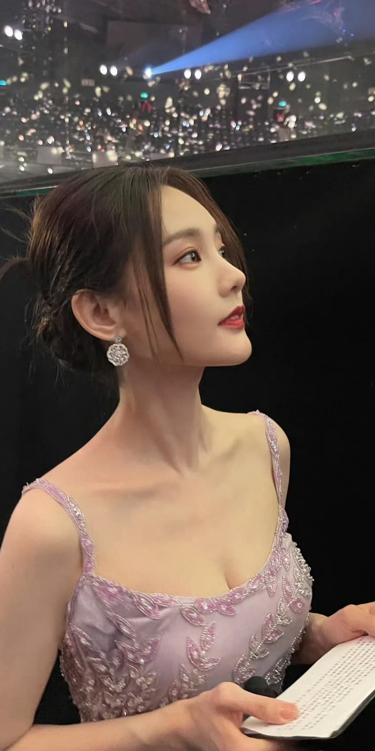 李一桐，香芋色吊带裙，柔美怡人​​​