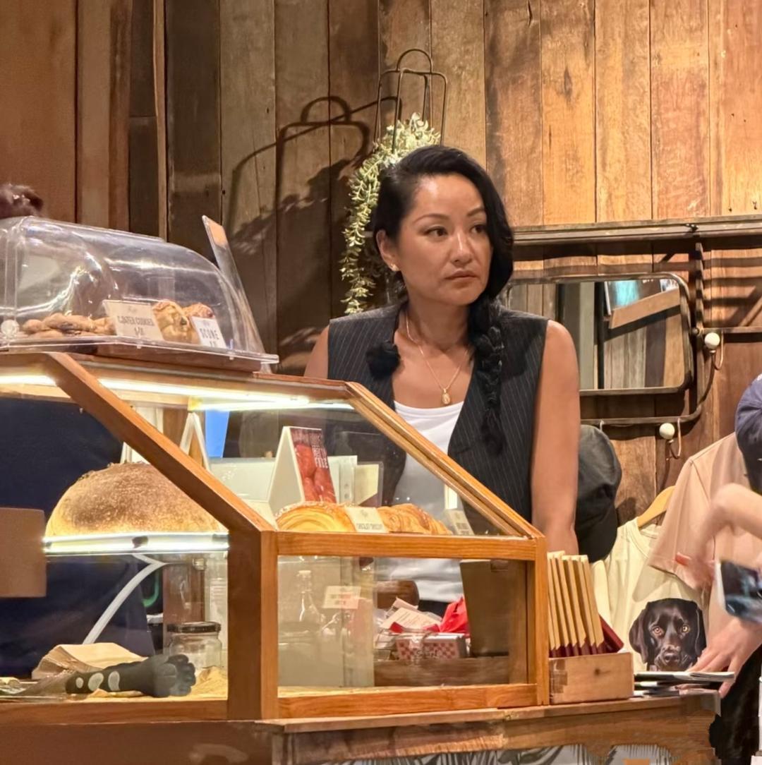 瞿颖现身泰国一家面包店，55岁的她皮肤黝黑，嘴角边的法令纹很深，看起来很是苍老。