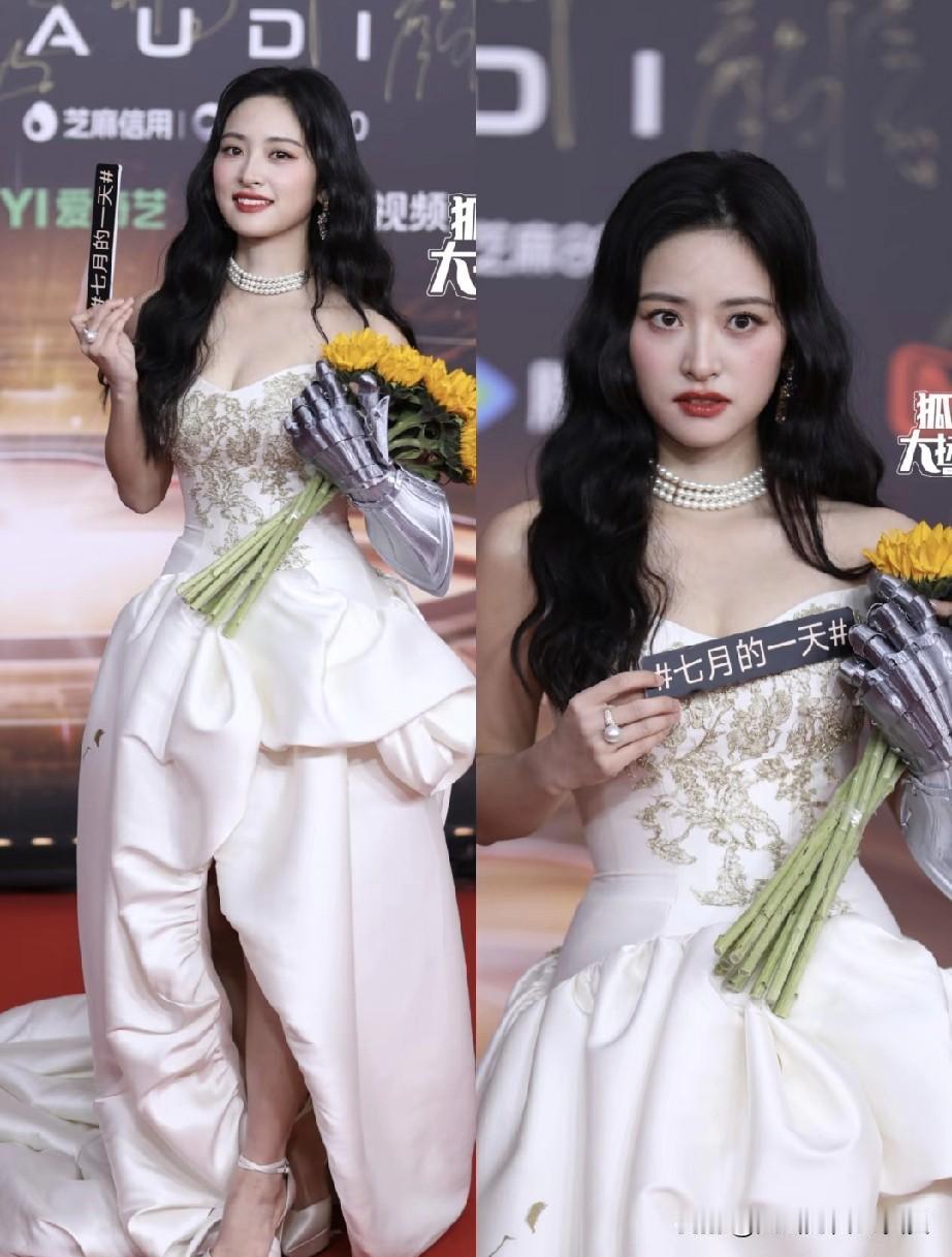 沈月能红，也算是挺让人不解的。同为95🌸，她无论是和林允同框，还是和杨超越