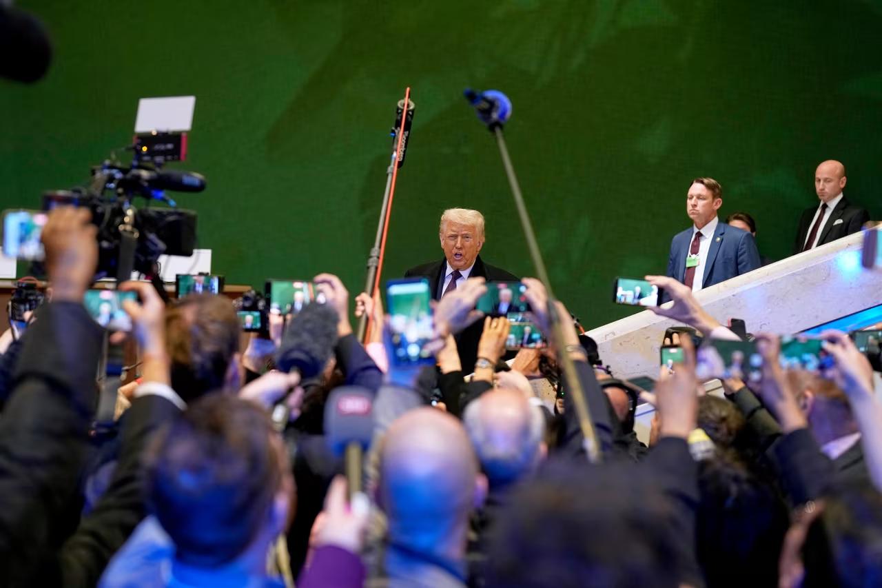 看看在达沃斯，川普面前的这帮媒体还在使用传统设备的媒体真的很吃亏，举着体积比