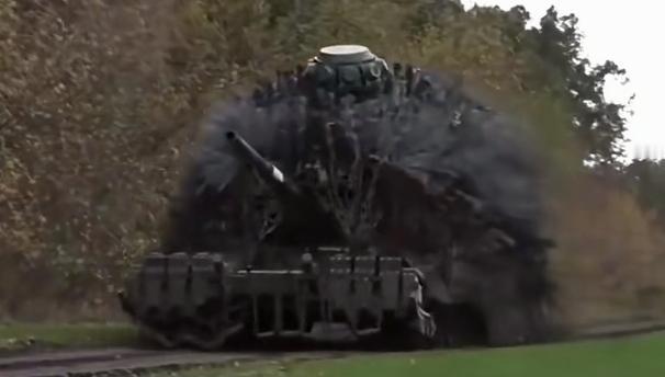 看到俄乌战场上最新款的俄罗斯坦克，你肯定会想：这TM是坦克吗？但它100%的是