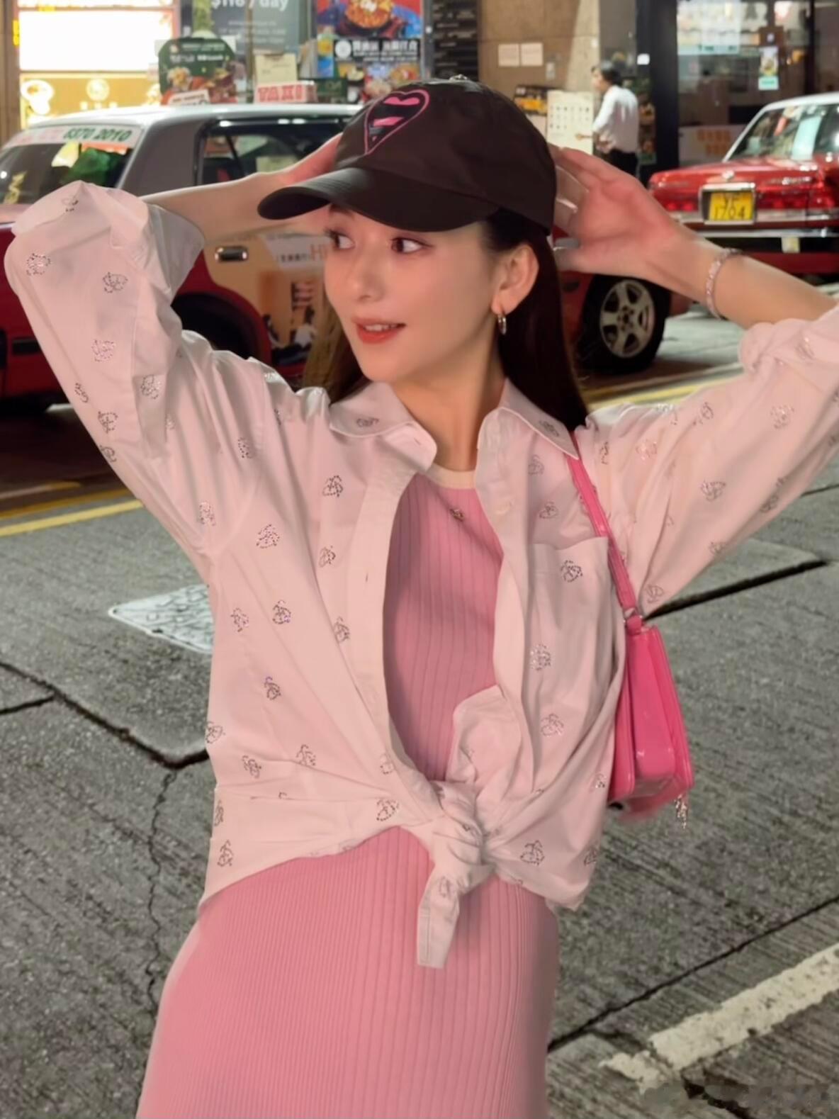 方媛挺孕肚街拍方媛孕期状态郭富城老婆方媛晒美照，挺孕肚街拍又美又瘦，孕期胃口不