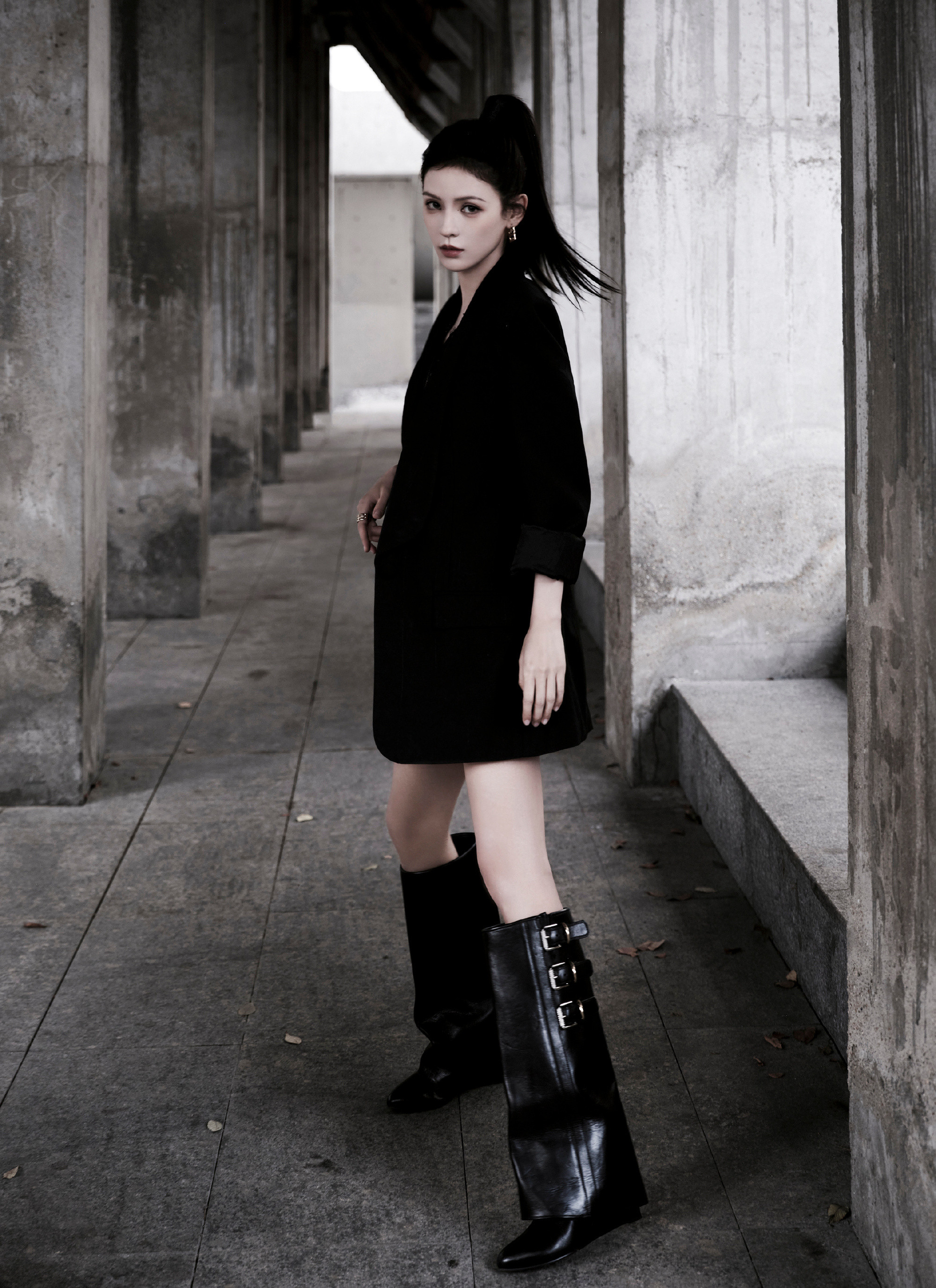 张予曦墨镜黑裙：随性与优雅的碰撞，不被定义才是真我。张予曦