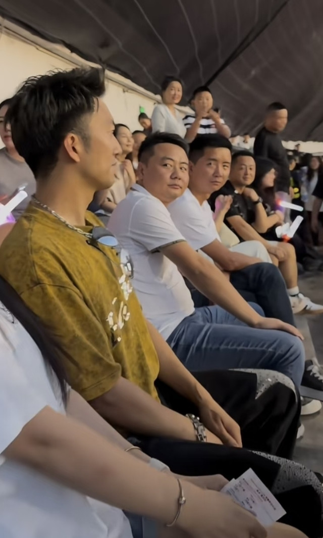 谢霆锋重庆演唱会第一场，12区看台惊现一位谢霆锋！场面极其混乱，一度造成12区